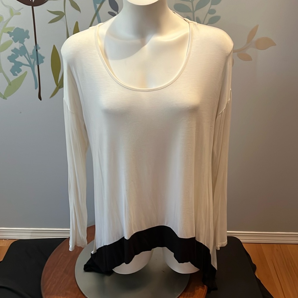 4/$20 Kensie Black and Ivory top